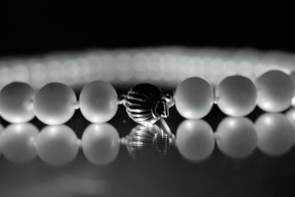 Pearls, Clasp in b&w by granagringa