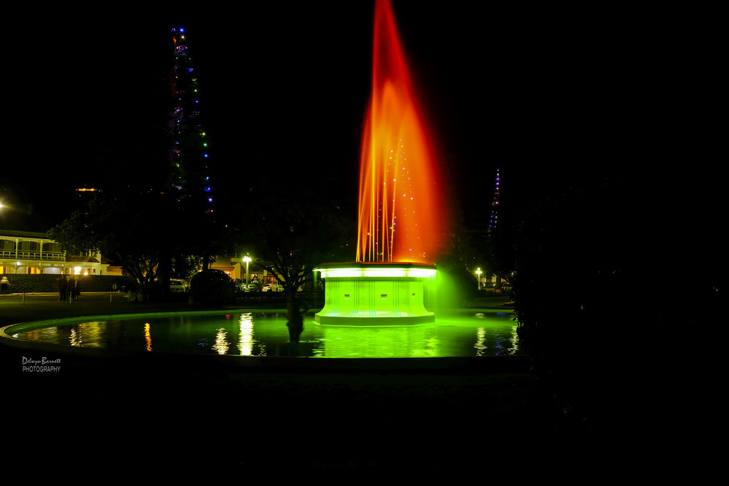 Night time fountain by dkbarnett