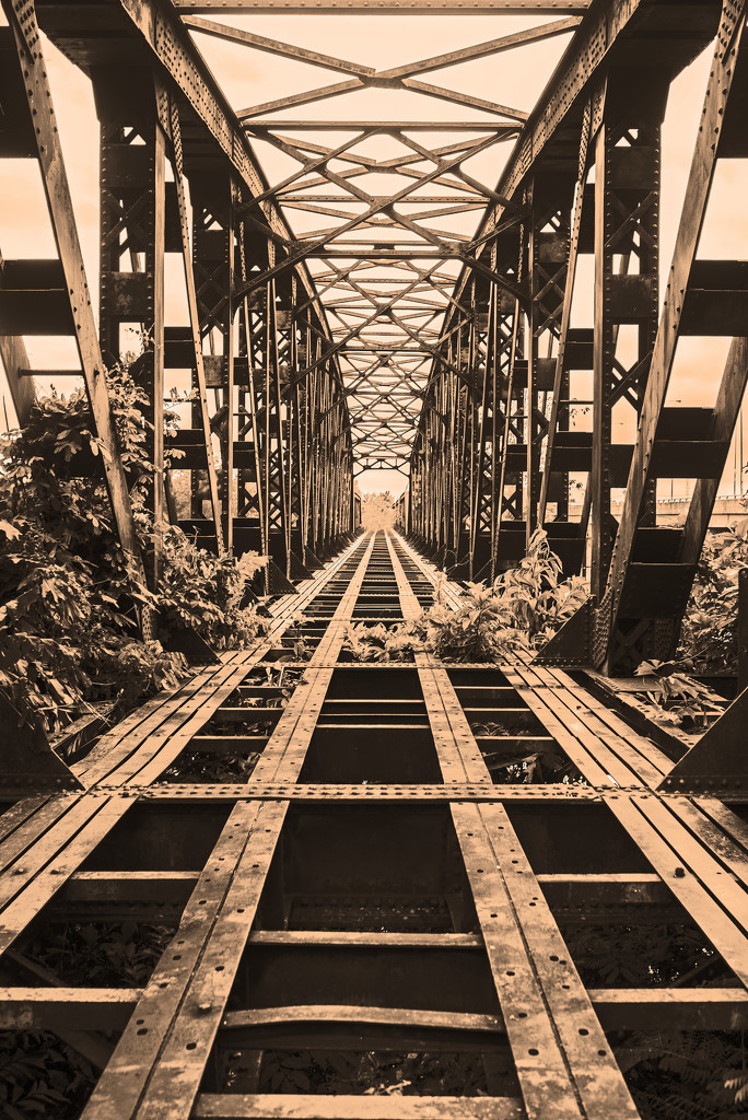 Old bridge over Sungai Muda by ianjb21