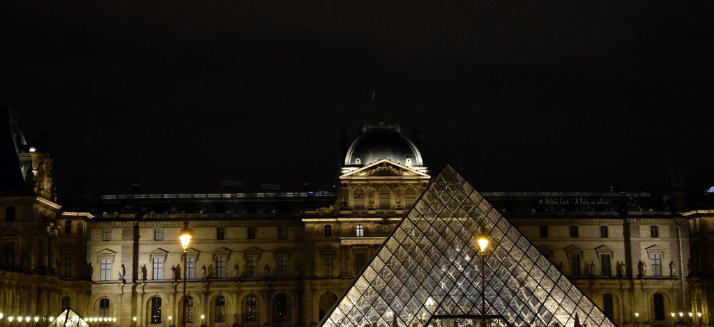 Le Louvre by night by parisouailleurs