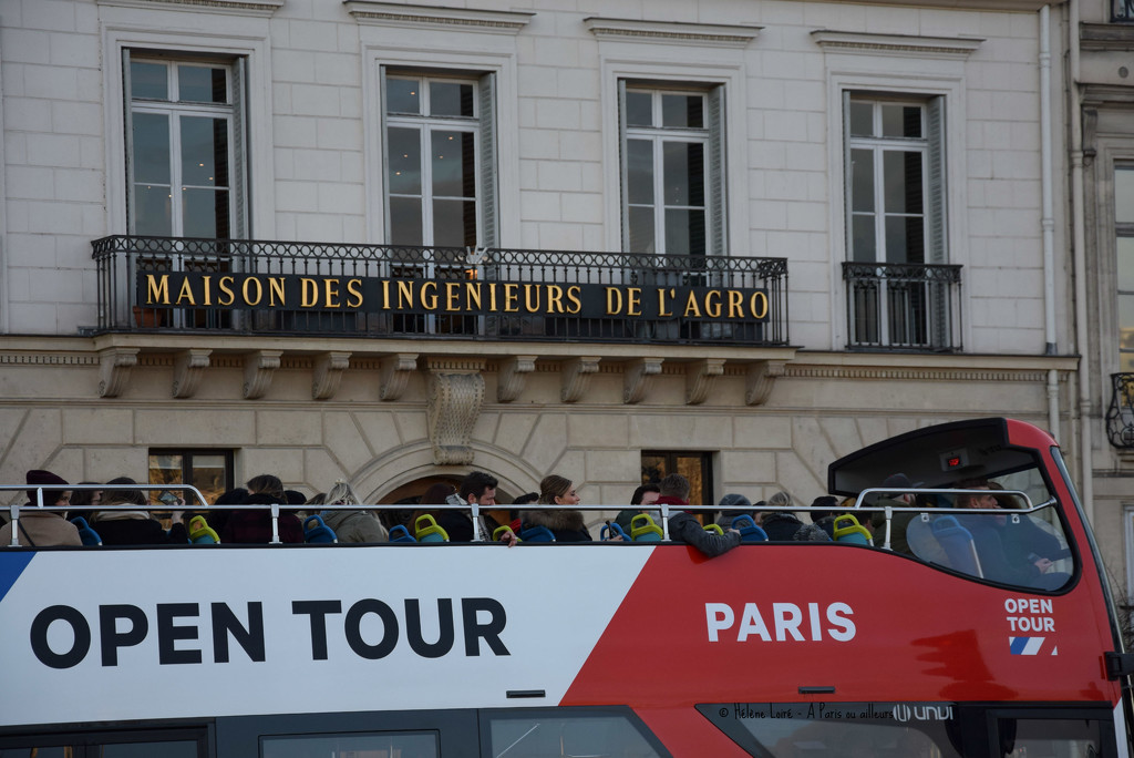 Tourists by parisouailleurs
