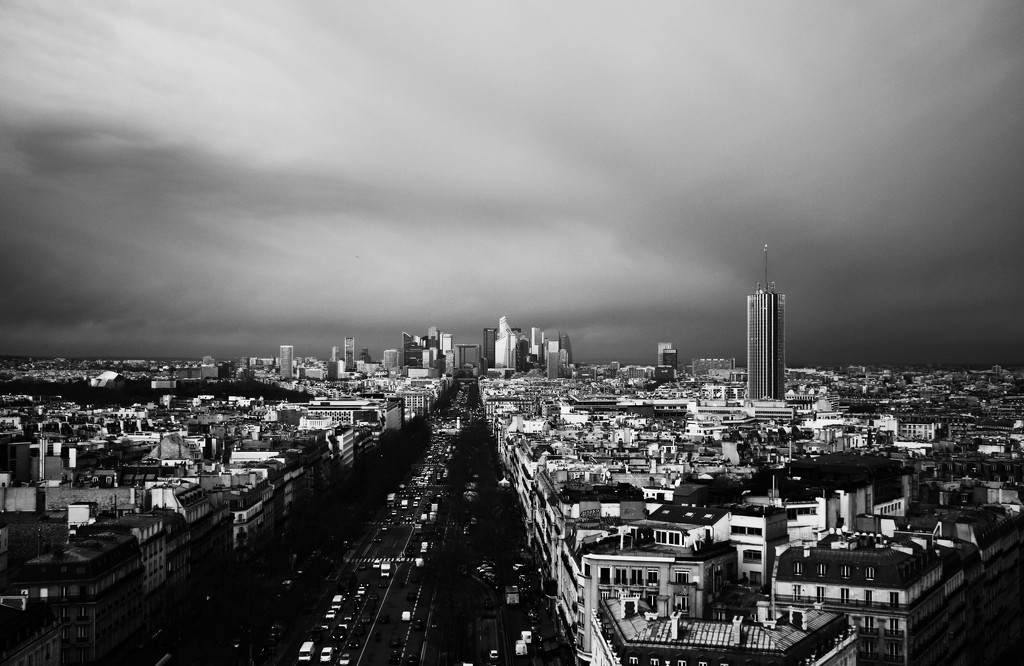 Storm Brewin' over La Défense by jamibann