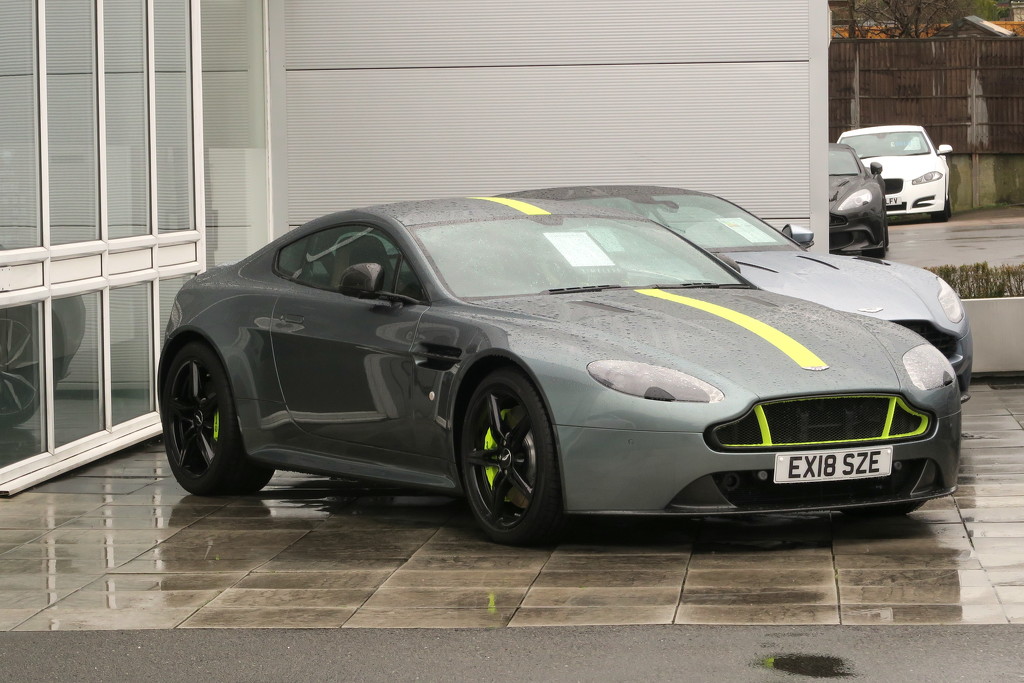Aston Martin by davemockford