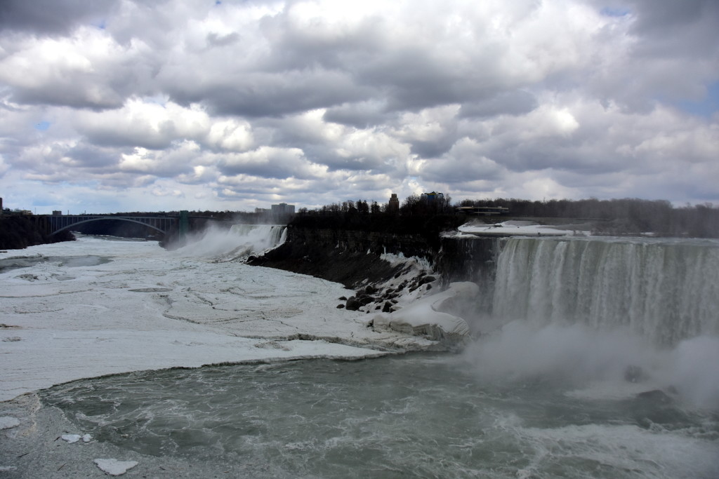 Ice on Niagara River in April by jayberg