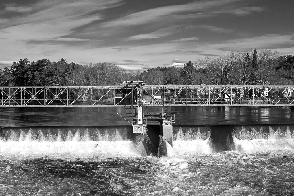 The Saco flows over the dam by joansmor