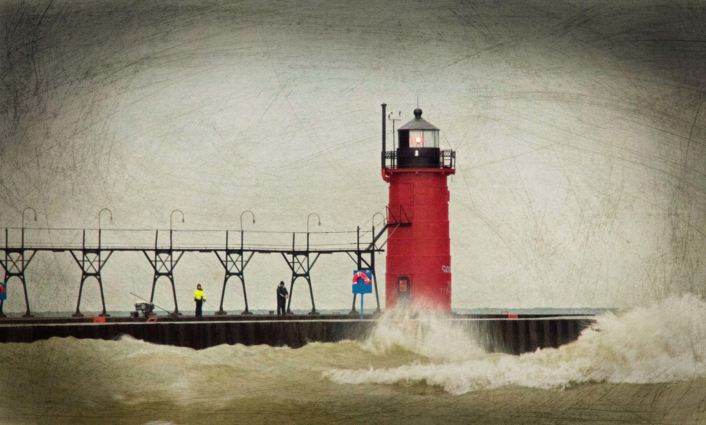 South Haven lighthouse by susanharvey