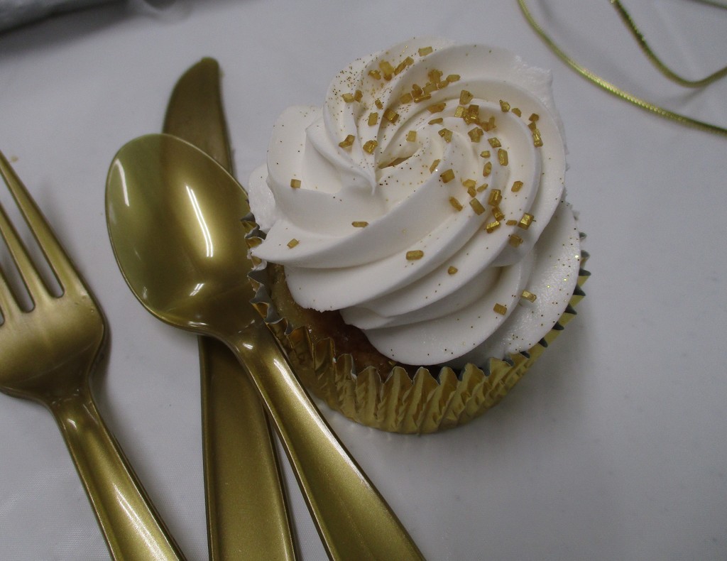 Golden Cupcake by julie