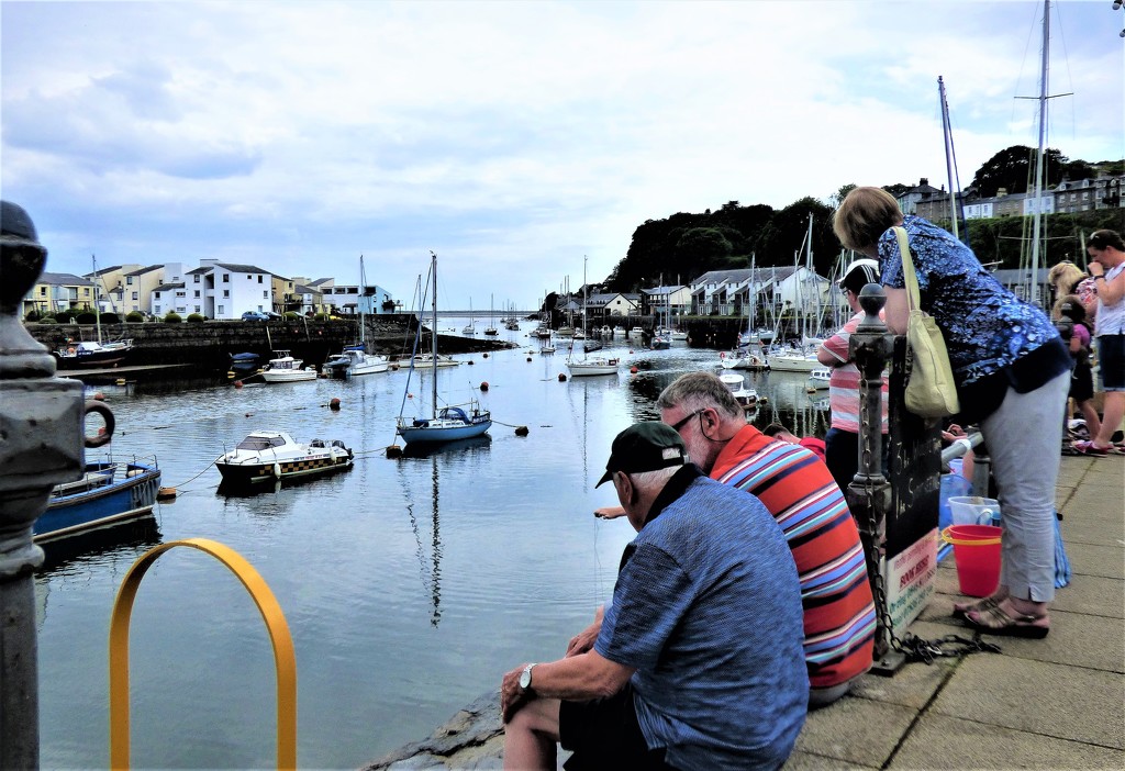Spectators and crab fishing on the harbour  by beryl