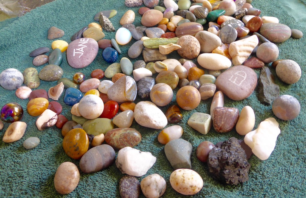 Clean up the garden day today. I even washed my dish of stones.  by chimfa