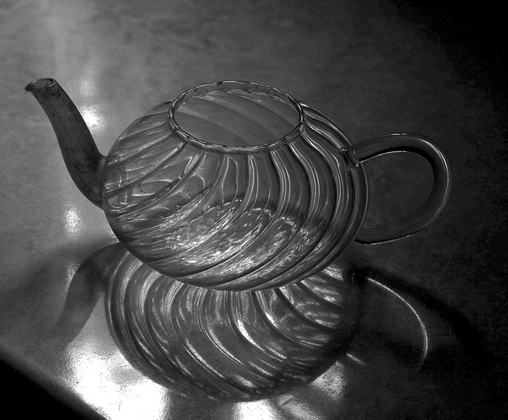 Glass Teapot by redandwhite