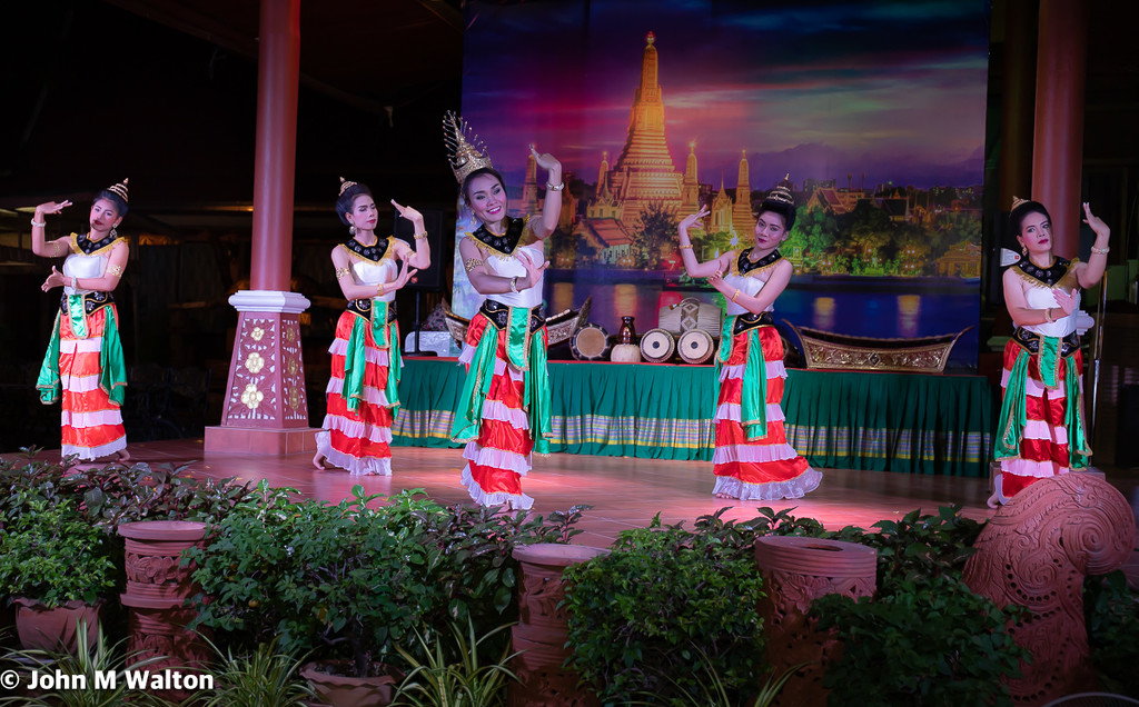 Ruen Thai Restuarant - Meal and Side Show by lumpiniman