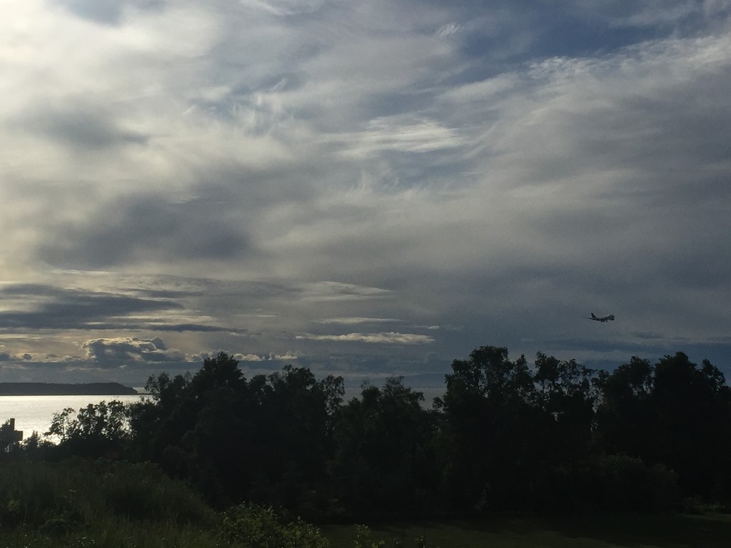 Flight landing in Anchorage by jshewman