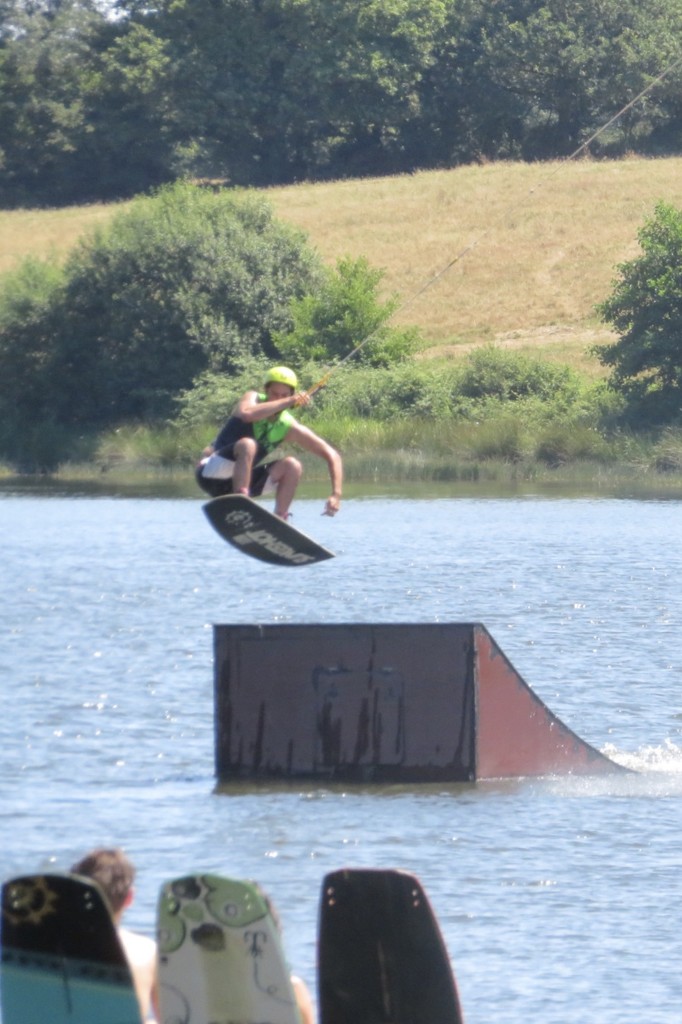 Skateboarding on water ! by lellie