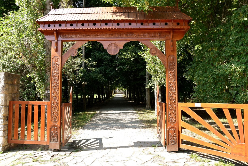 Gate of the Temple Gardens. by kork