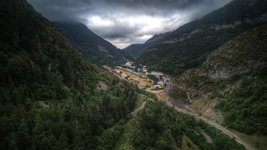 Canfranc: in the middle of the valley by petaqui