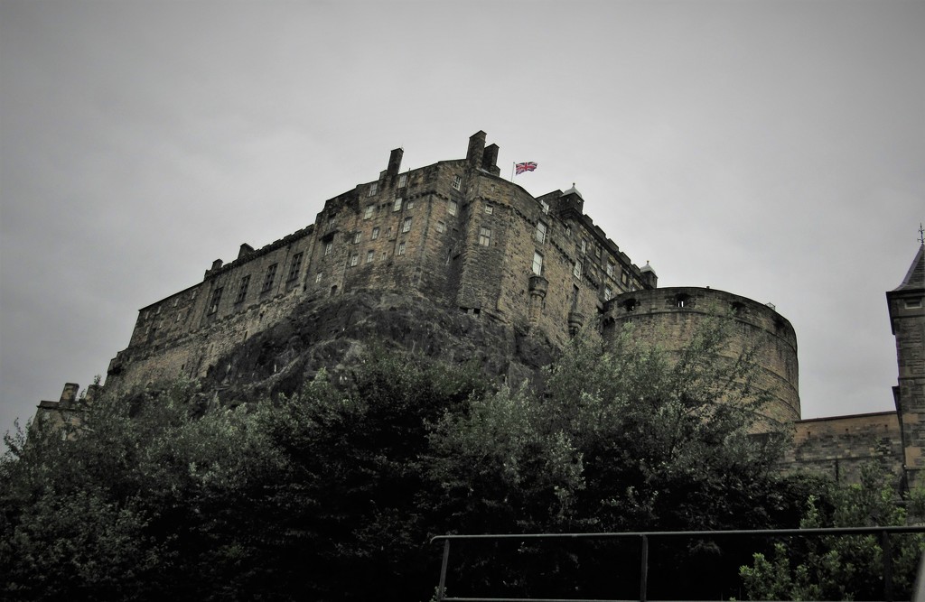 Edinburgh Castle.. by robz