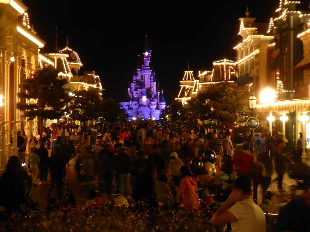 Night time at Disneyland Paris by cmp