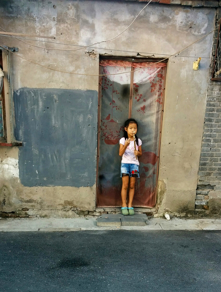 Little Girl in Beijing by yaorenliu