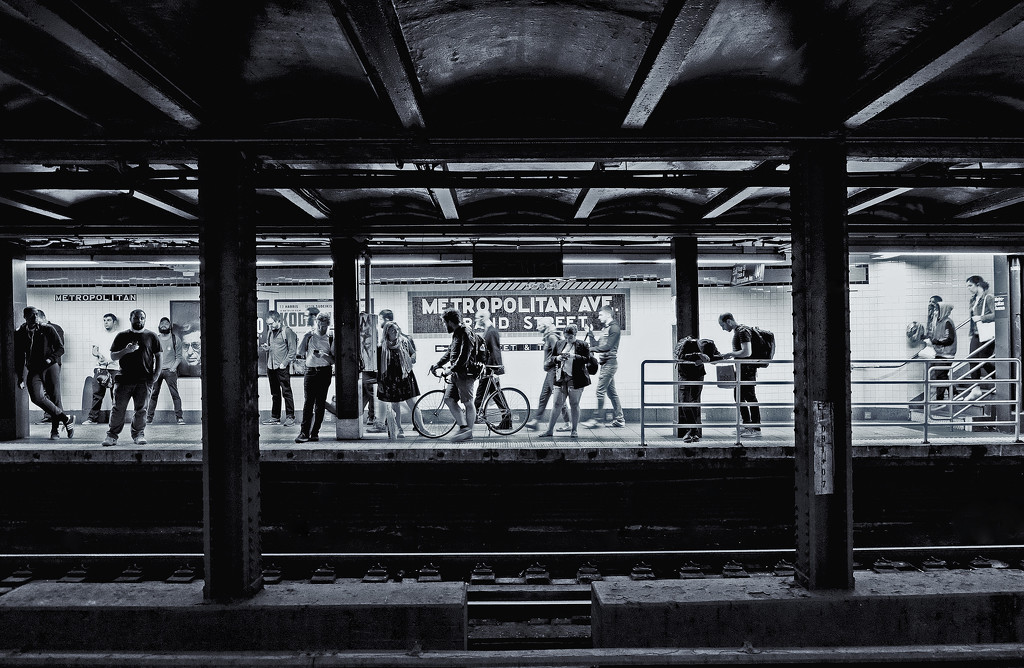 Metropolitan Avenue Subway Station, Brooklyn by soboy5