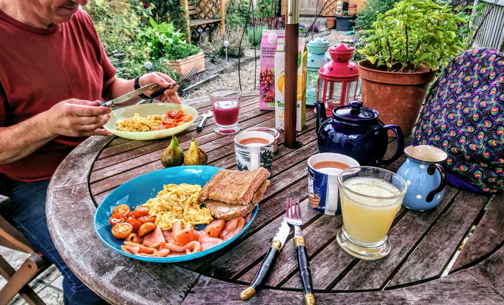Breakfast in the garden by boxplayer