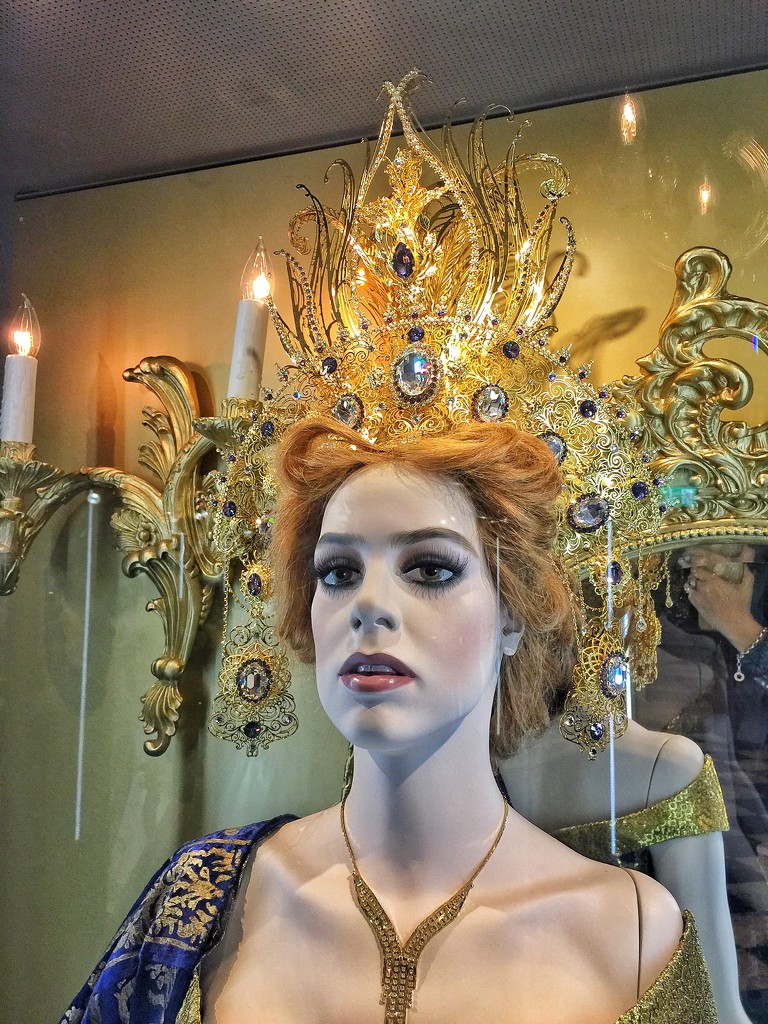 Exhuberant tiara.  by cocobella