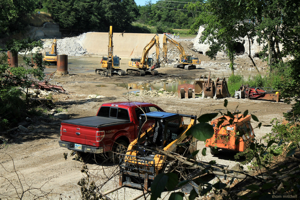 Demolishing a dam by rhoing