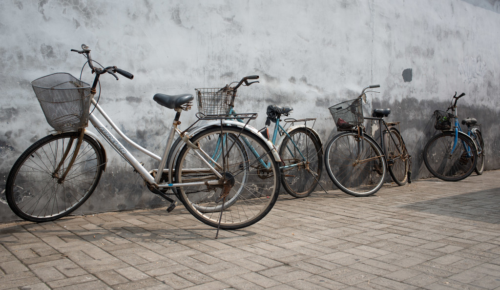 Bikes in Beijing by yaorenliu