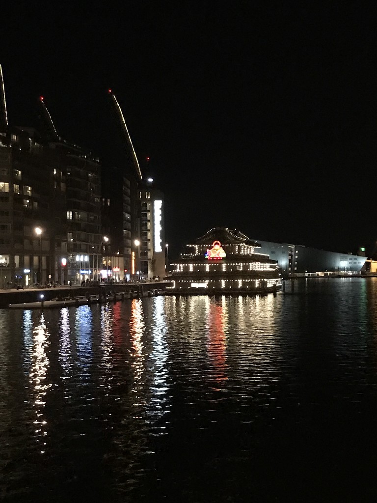 Nightime In Amsterdam  by kdrinkie