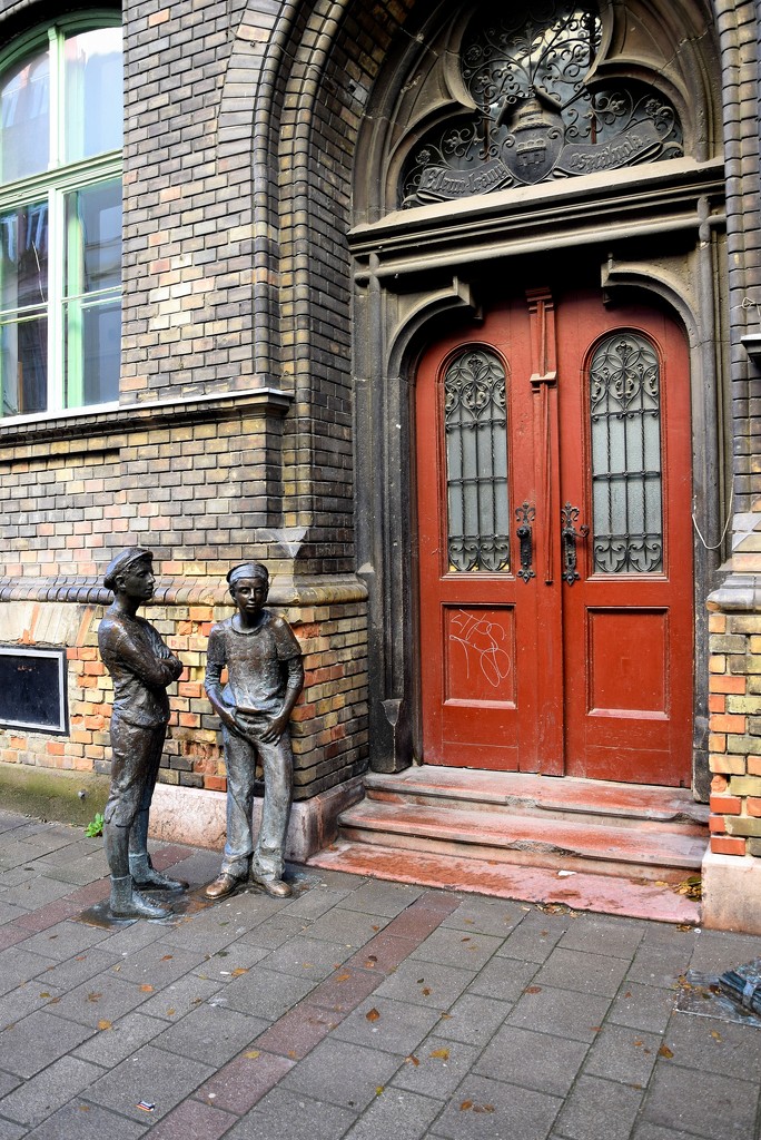 The entrance to Práter Street School by kork