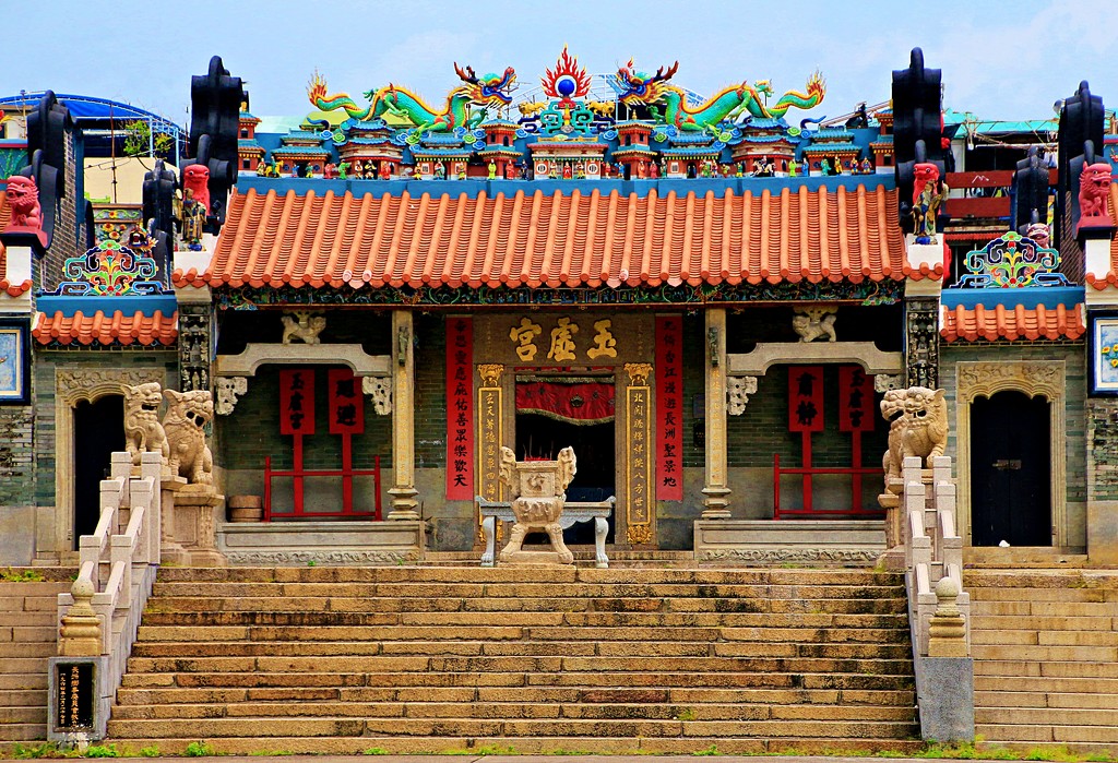 Temple at Cheung Chau by kiwinanna