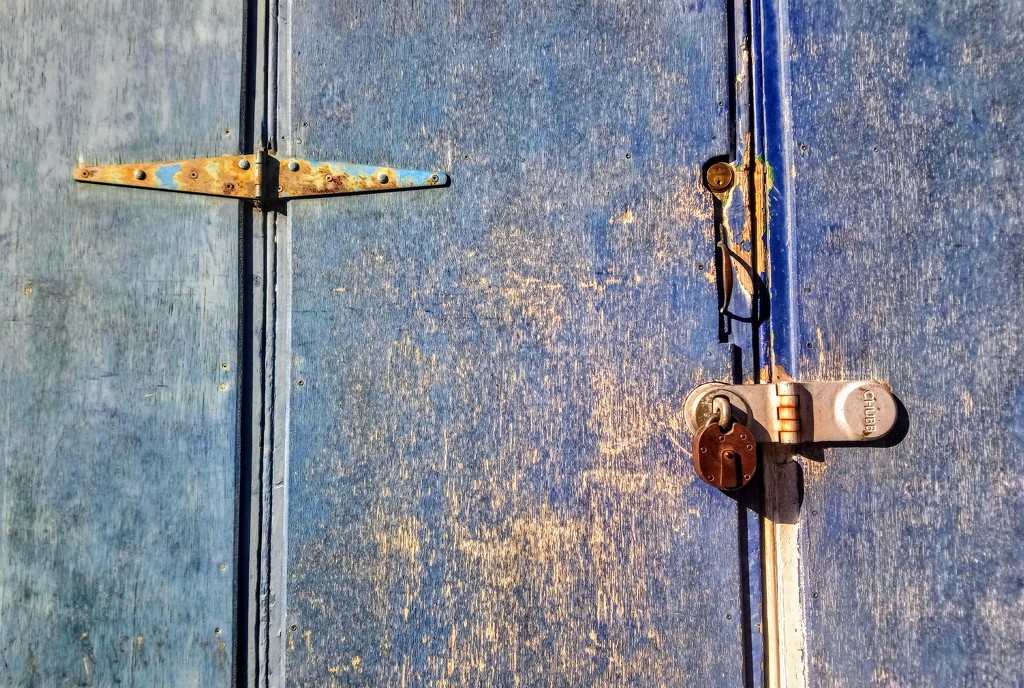 Hinge and padlock by boxplayer