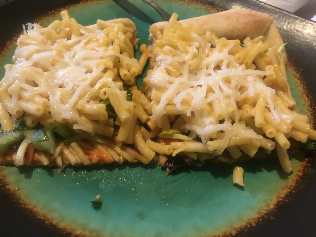 Mac and cheese vegan pizza  by annymalla