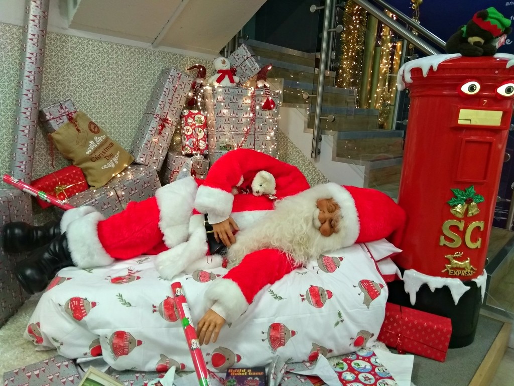 Snoozing Santa by countrylassie
