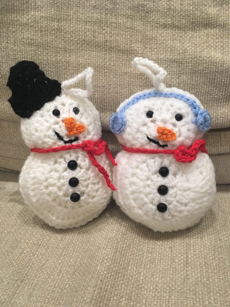 Crocheted Snowmen by naomi