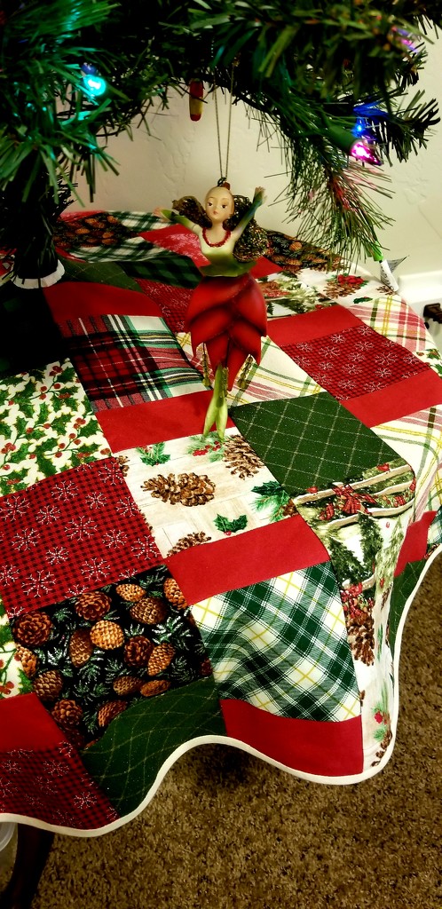 Finished tree skirt! by lindasees