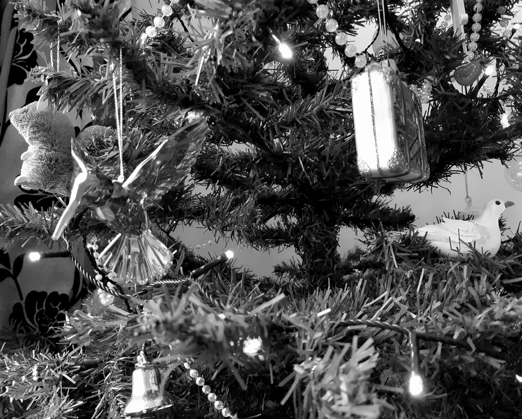 3rd Dec Xmas tree  by valpetersen