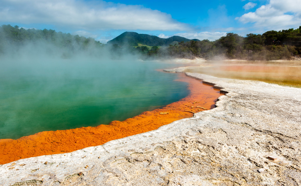 Rotorua geothermal lake by yaorenliu