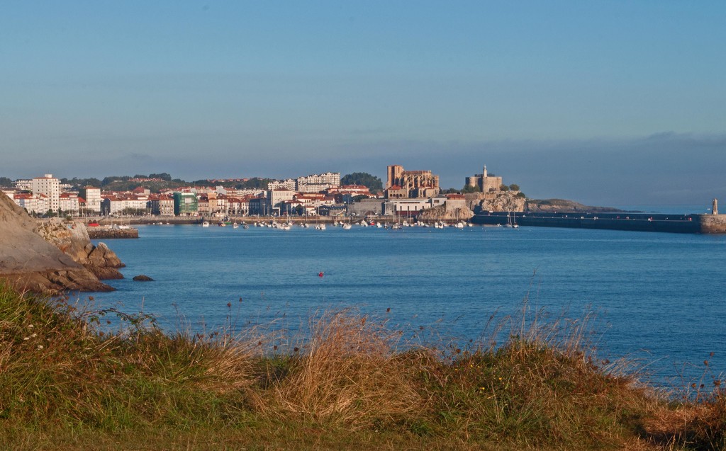 Castro Urdiales harbour  by philbacon