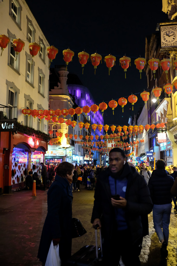 An evening walk through Chinatown by rumpelstiltskin