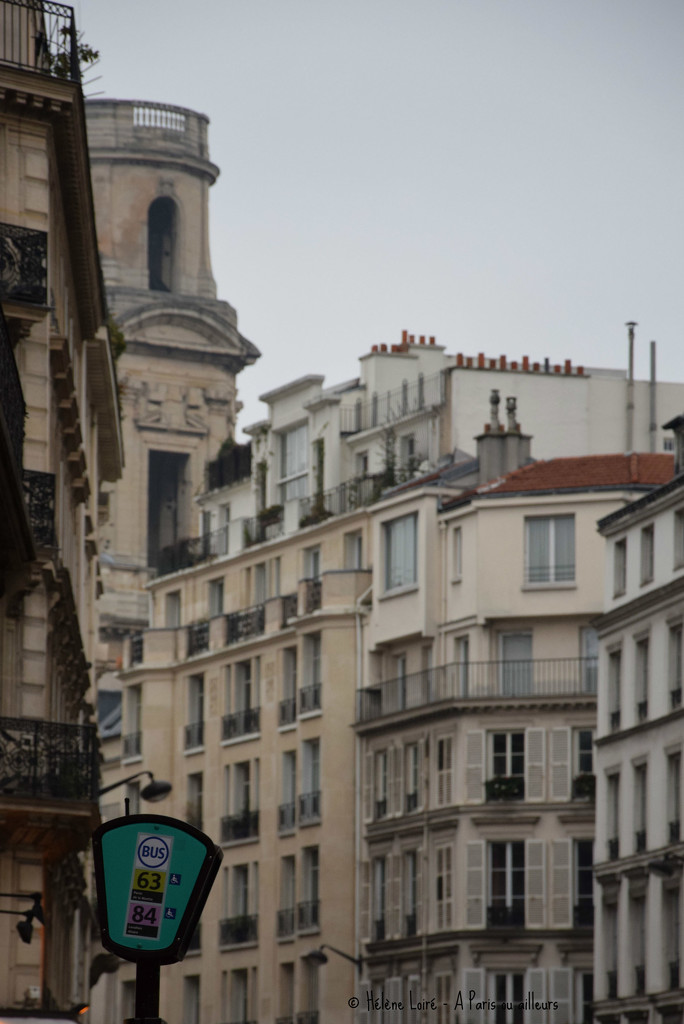 waiting for the autobus by parisouailleurs