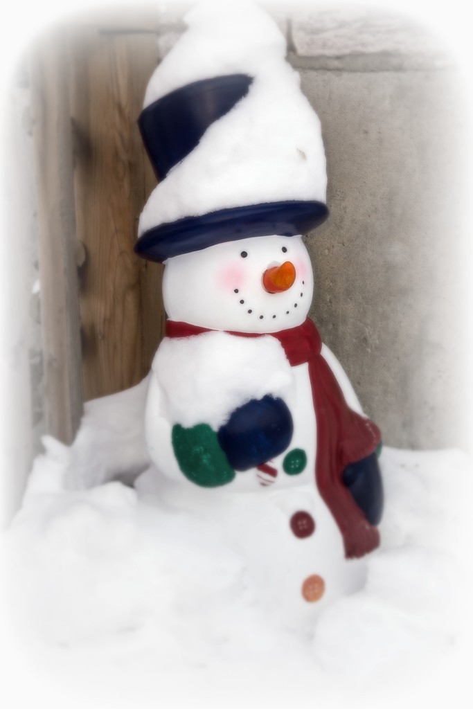 Smiling Snowman by farmreporter