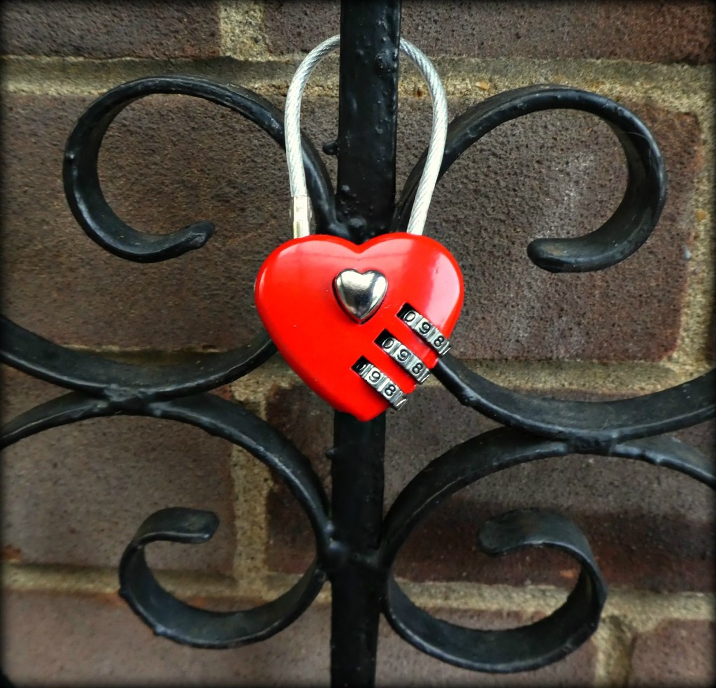  Love  Lock.  by wendyfrost