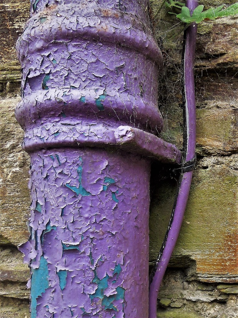 Painted water pipe by etienne