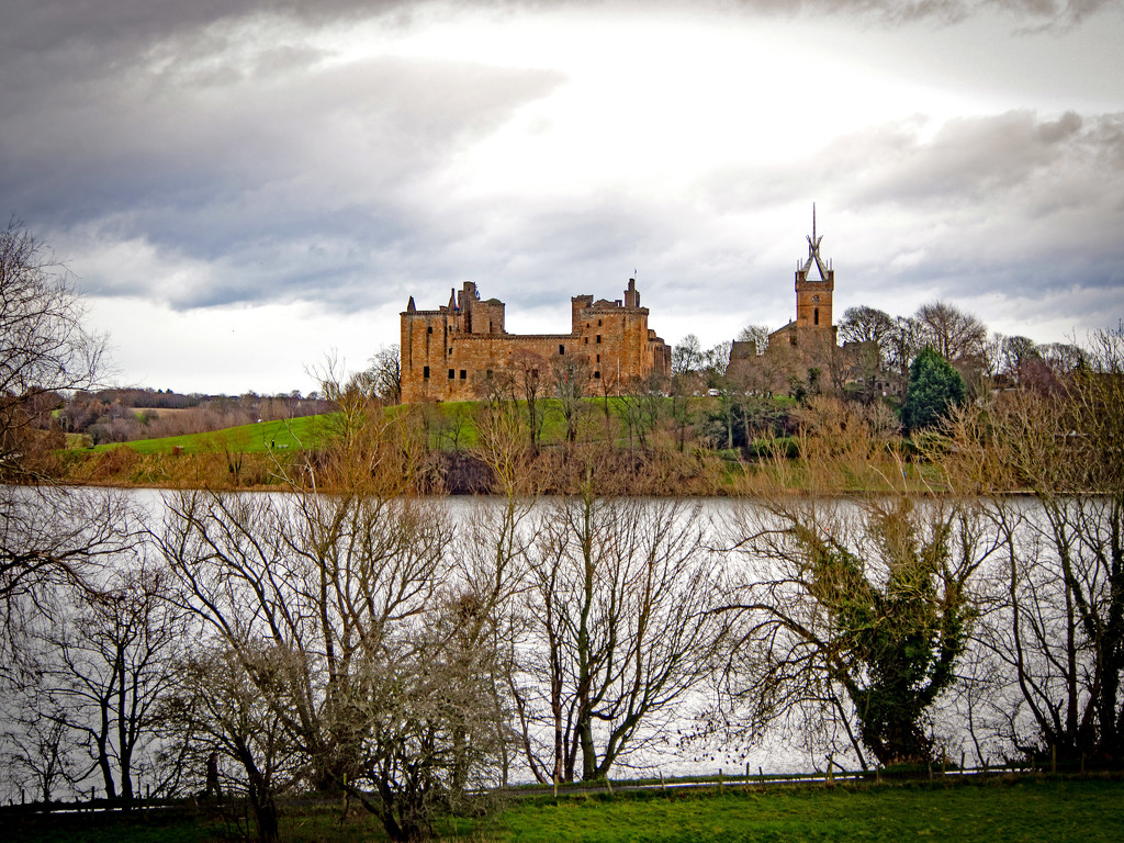 Linlithgow Palace & St Michael's Parish Church by frequentframes