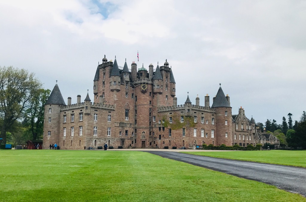 Glamis Castle by elainepenney