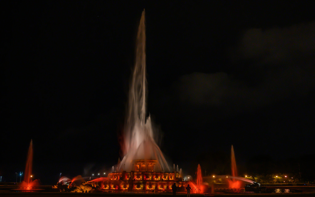 Nighttime at Buckingham Fountain by taffy