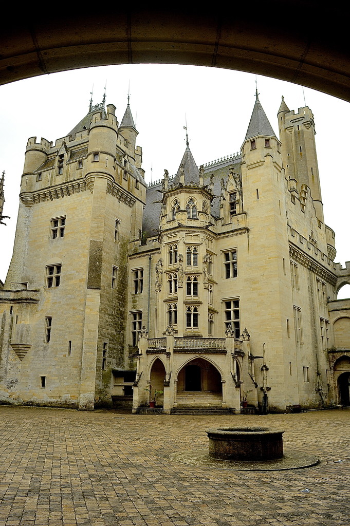 Chateau de Pierrefonds by redandwhite