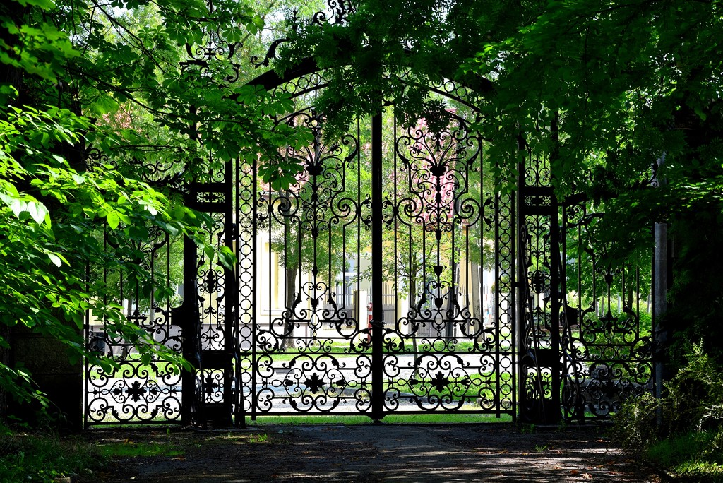 The gate of the garden by kork