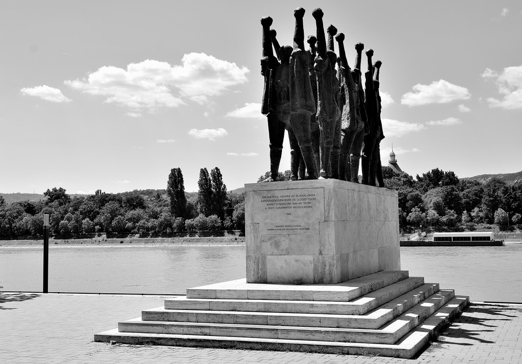 Monument by kork