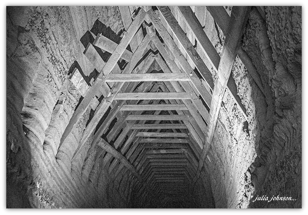Kiwi Road Tunnels.. by julzmaioro